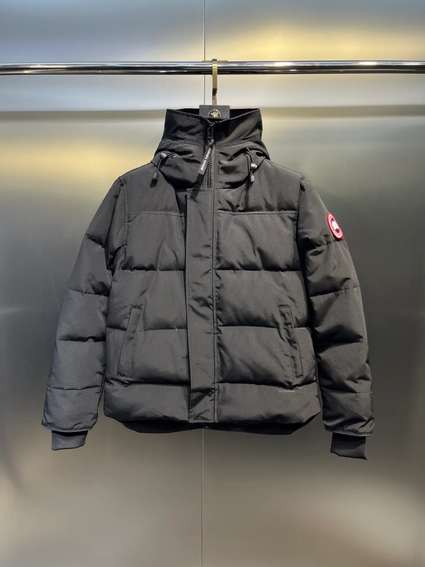 P700 Goose 🌟17 models (black) chest patch, same style for men and women, cold-resistant down jacket! The fur collar is detachable. The natural Siberian coyote fur collar has a delicate yet strong feel, which comes from the sense of life that comes from the erosion of wind and frost in nature. The market usually uses raccoon fur or fake fur instead, which is not even the slightest bit better! The collar part has cold-proof flannel, which is close to the head and neck, comfortable and warm! The fabric is made of high-density nano-level waterproof fabric, which is windproof and wear-resistant and has a certain thickness! The zipper is the official YKK brand! The waist has an elastic waistline design that can be adjusted according to yourself! There is also an anti-wind Velcro inside! Seamless threaded cuffs to avoid stiffening! In order to prevent cold wind from pouring in, a double closure design is adopted. On the premise of the traditional zipper fly, six Velcro fasteners are used for secondary closure, which brings better warmth retention effect. It retains the classic hooded design and uses super large luxurious wolf fur to protect against wind and cold. No matter how low the temperature is this winter, one piece is enough. I’ll give you the wind and temperature. Size: s-xxl